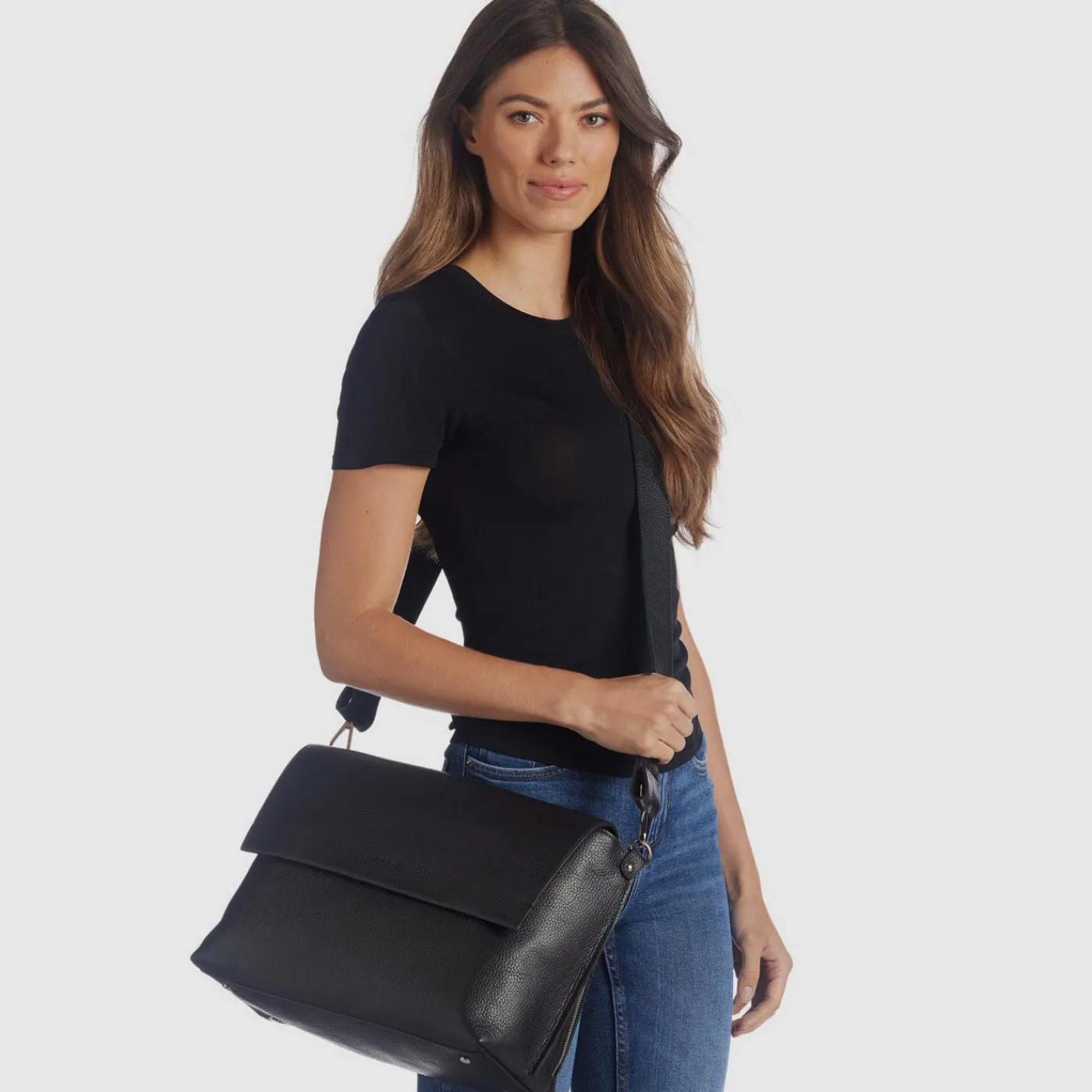 verona_messenger_4.webp Handbags^Aquatalia Verona Messenger Black
